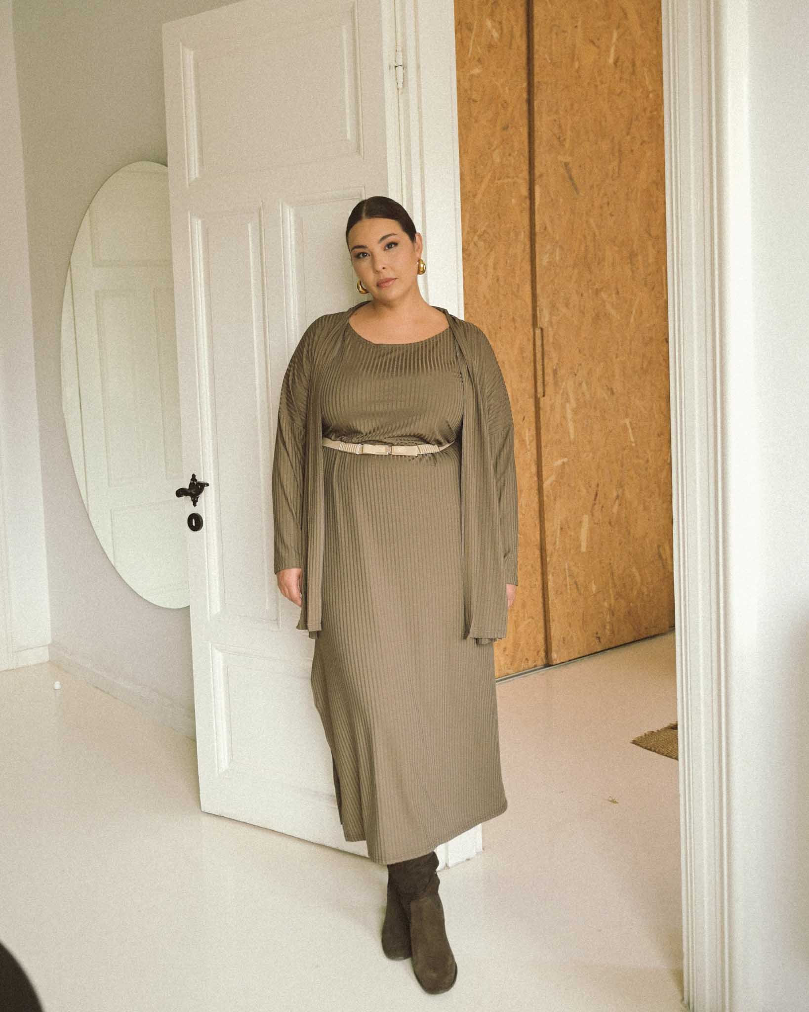 22-irini-b-main-book-no-limits-models-agency